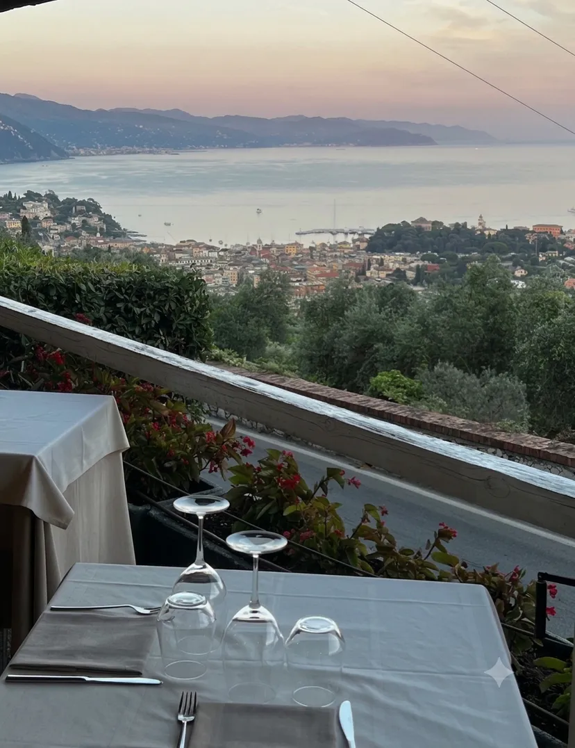 Une table dressée en terrasse, avec le golfe du Tigullio et Santa Margherita Ligure en contrebas